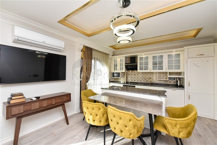 شقة من أربع غرف نوم في مجمع فاخر فاخر مطل على البحر.