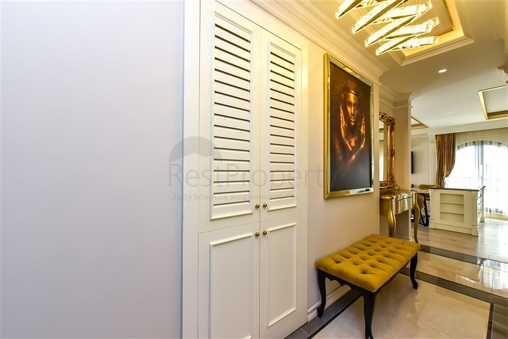 شقة من أربع غرف نوم في مجمع فاخر فاخر مطل على البحر.