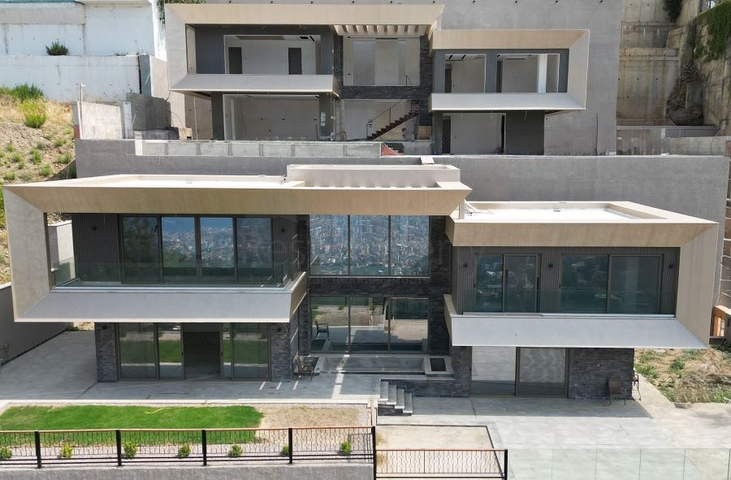 فيلا تطل على البحر الأبيض المتوسط هي مزيج مثالي من الفخامة والطبيعة