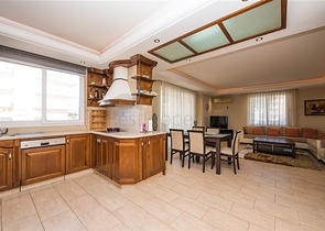 شقة فسيحة 2 + 1 مطلة على البحر في منطقة محمودلار