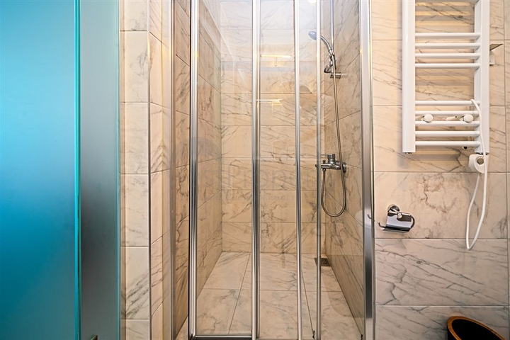 شقة مفروشة من غرفتي نوم في مجمع سكني مع بنية تحتية غنية شقة مفروشة من غرفتي نوم في مجمع سكني مع بنية تحتية غنية