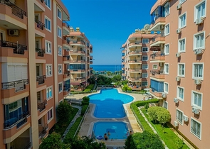 شقة 2 + 1 على الخط الأول في حي محمودلار