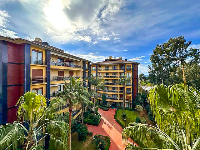 شقة فاخرة 2 + 1 على السطر الأول في وسط ألانيا