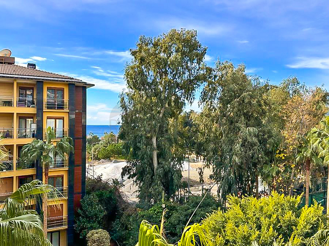 شقة فاخرة 2 + 1 على السطر الأول في وسط ألانيا