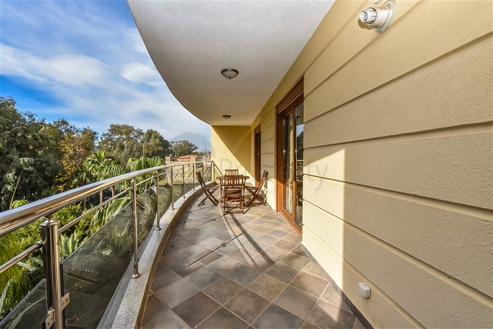 شقة فاخرة 2 + 1 على السطر الأول في وسط ألانيا