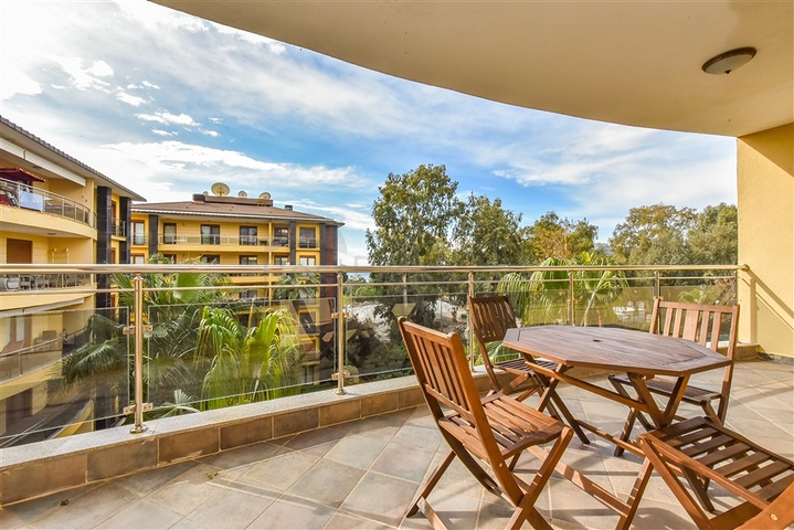 شقة فاخرة 2 + 1 على السطر الأول في وسط ألانيا