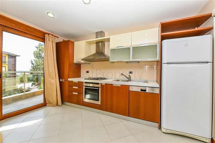 شقة فاخرة 2 + 1 على السطر الأول في وسط ألانيا