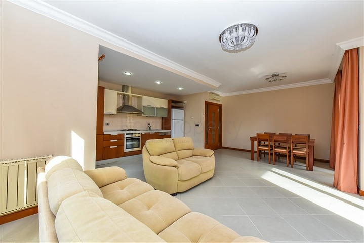 شقة فاخرة 2 + 1 على السطر الأول في وسط ألانيا