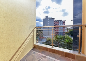 شقة فاخرة 2 + 1 على السطر الأول في وسط ألانيا