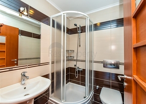 شقة فاخرة 2 + 1 على السطر الأول في وسط ألانيا