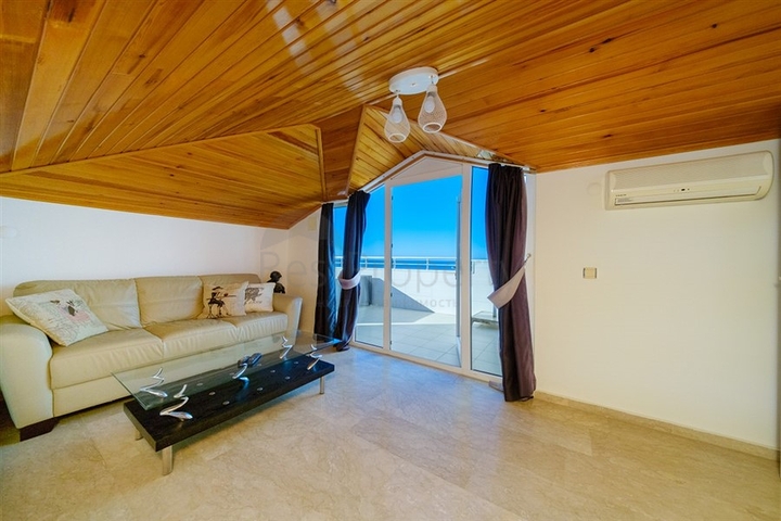 بنتهاوس 3 + 1 مع إطلالات بانورامية على البحر في منطقة كوناكلي