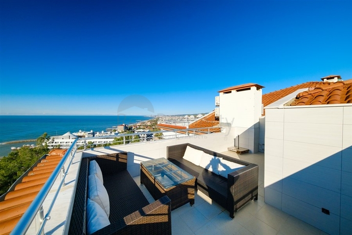 بنتهاوس 3 + 1 مع إطلالات بانورامية على البحر في منطقة كوناكلي