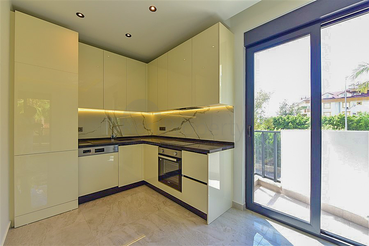 شقة 1+1 في مجمع جديد على بعد 400 متر فقط من البحر في وسط ألانيا 