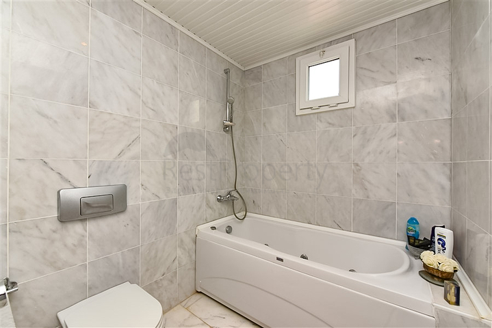 شقة 3 + 1 مع إمكانية الحصول على تصريح إقامة في السطر الأول