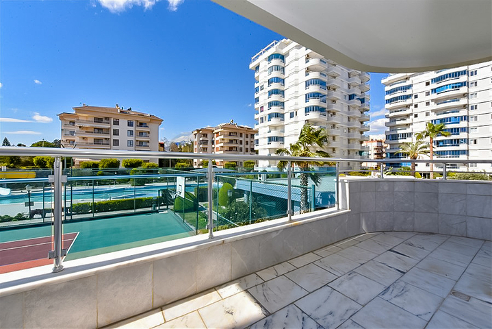 شقة 3 + 1 مع إمكانية الحصول على تصريح إقامة في السطر الأول