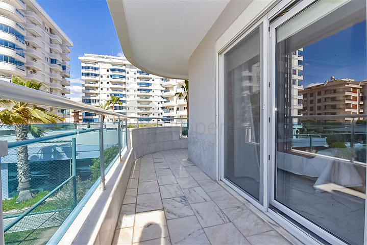 شقة 3 + 1 مع إمكانية الحصول على تصريح إقامة في السطر الأول