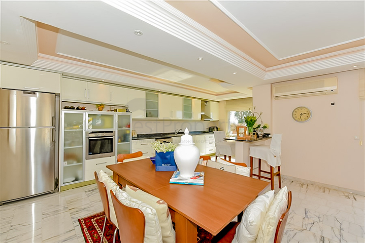 شقة 3 + 1 مع إمكانية الحصول على تصريح إقامة في السطر الأول