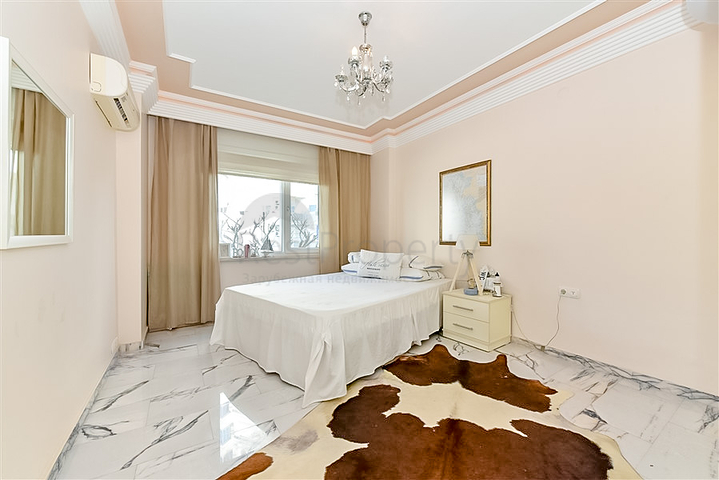 شقة 3 + 1 مع إمكانية الحصول على تصريح إقامة في السطر الأول