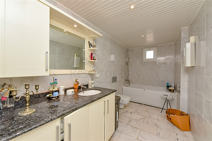 شقة 3 + 1 مع إمكانية الحصول على تصريح إقامة في السطر الأول