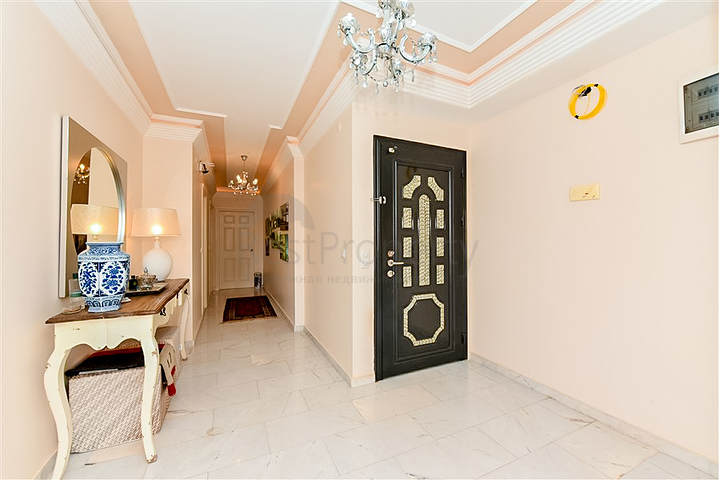 شقة 3 + 1 مع إمكانية الحصول على تصريح إقامة في السطر الأول