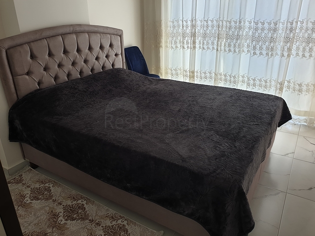 شقة مفروشة بغرفة نوم واحدة مع تخطيط 1 + 1