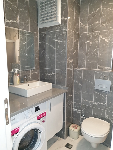 شقة مفروشة بغرفة نوم واحدة مع تخطيط 1 + 1