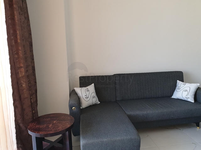 شقة مفروشة بغرفة نوم واحدة مع تخطيط 1 + 1