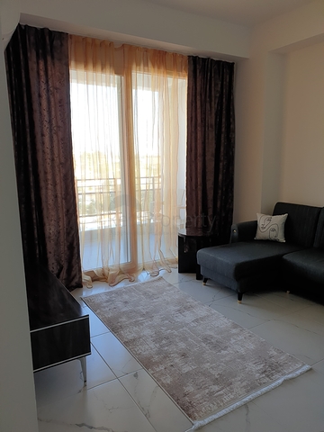 شقة مفروشة بغرفة نوم واحدة مع تخطيط 1 + 1