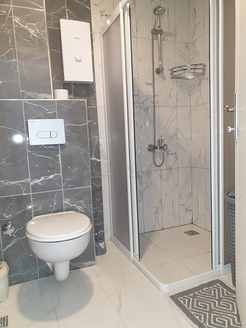 شقة مفروشة بغرفة نوم واحدة مع تخطيط 1 + 1