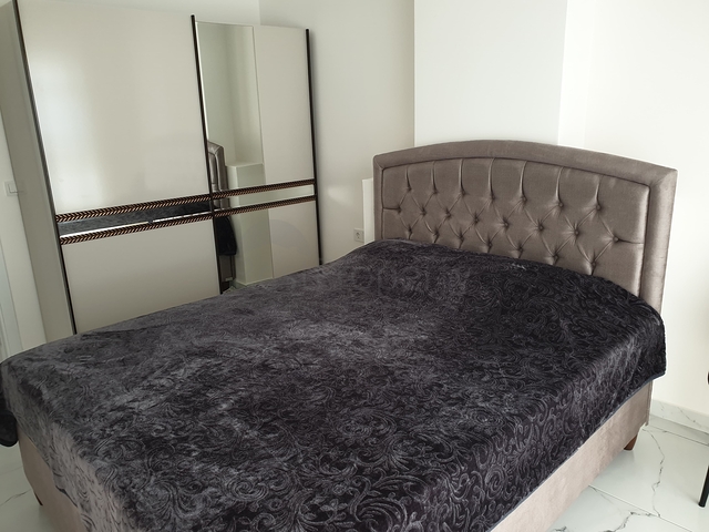 شقة مفروشة بغرفة نوم واحدة مع تخطيط 1 + 1