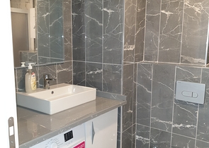 شقة مفروشة بغرفة نوم واحدة مع تخطيط 1 + 1