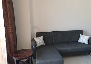 شقة مفروشة بغرفة نوم واحدة مع تخطيط 1 + 1