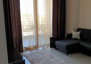 شقة مفروشة بغرفة نوم واحدة مع تخطيط 1 + 1