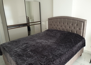 شقة مفروشة بغرفة نوم واحدة مع تخطيط 1 + 1