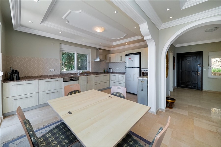 فيلا مع إطلالة بانورامية على البحر والجبل