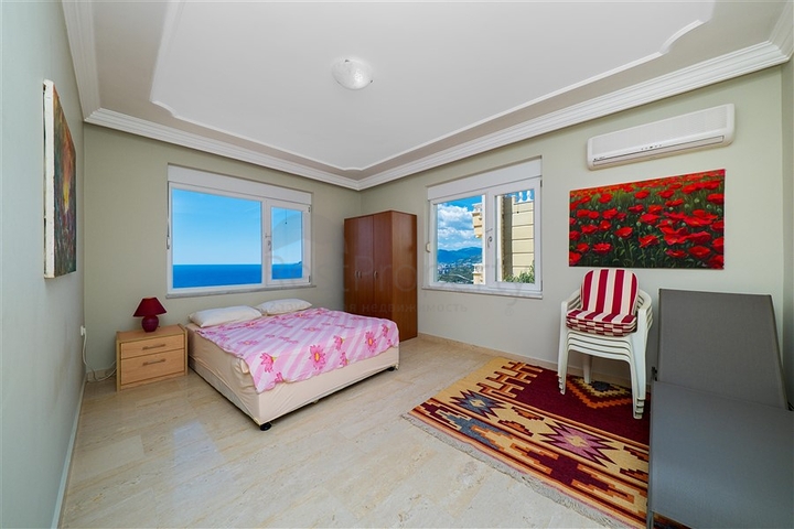 فيلا مع إطلالة بانورامية على البحر والجبل