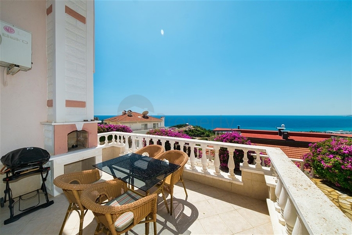 فيلا مع إطلالة بانورامية على البحر والجبل