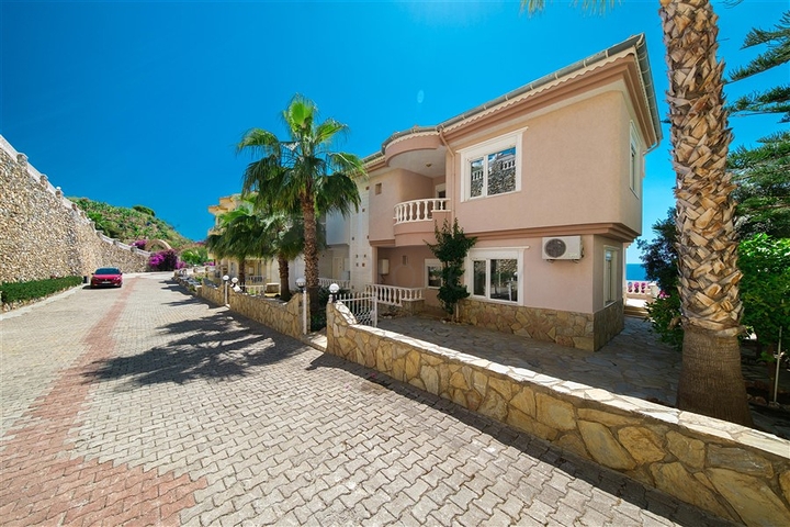 فيلا مع إطلالة بانورامية على البحر والجبل