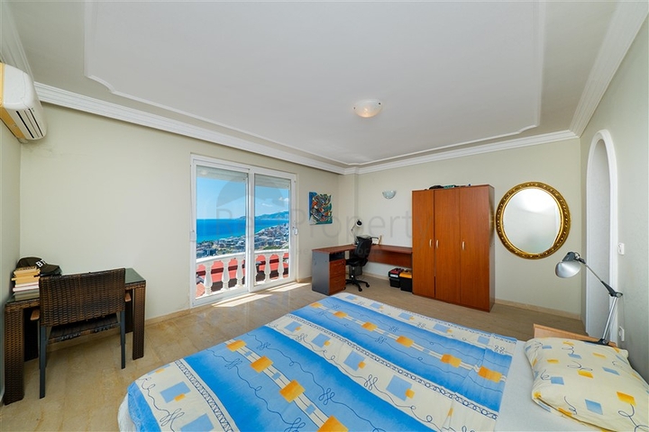 فيلا مع إطلالة بانورامية على البحر والجبل