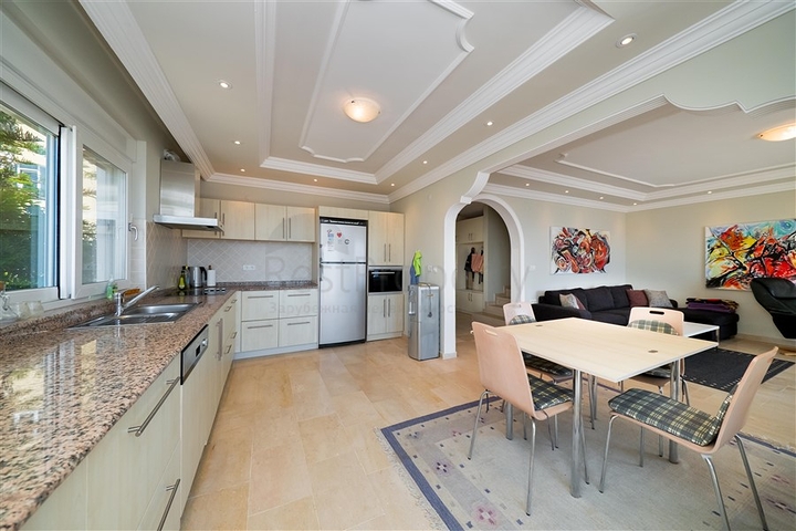 فيلا مع إطلالة بانورامية على البحر والجبل