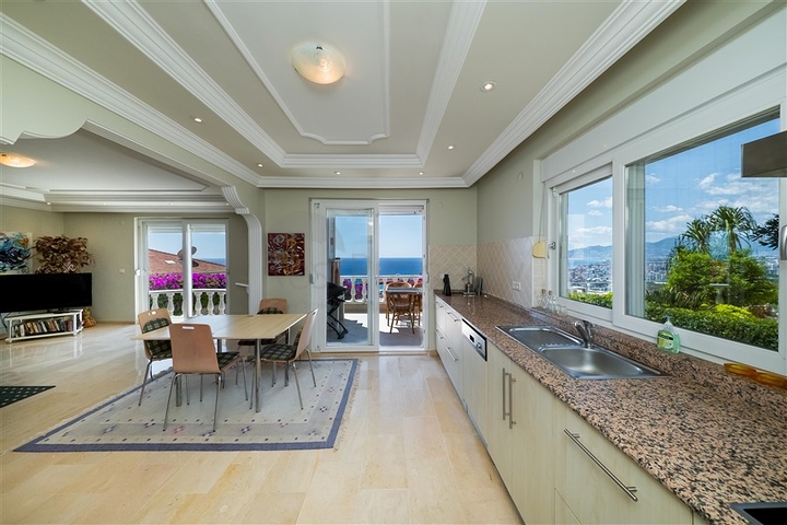 فيلا مع إطلالة بانورامية على البحر والجبل