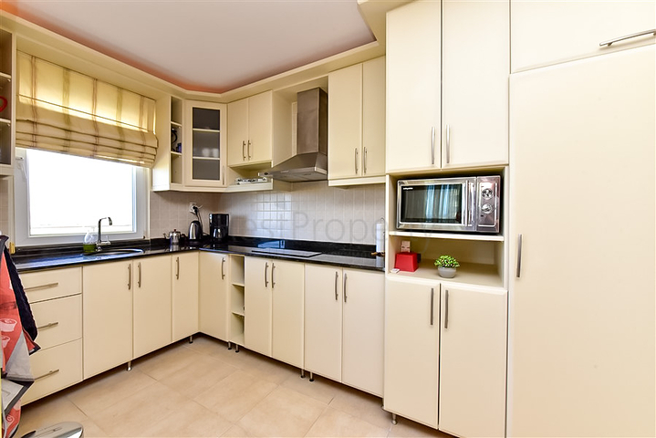 شقة مريحة من غرفتي نوم مع إطلالات خلابة على البحر