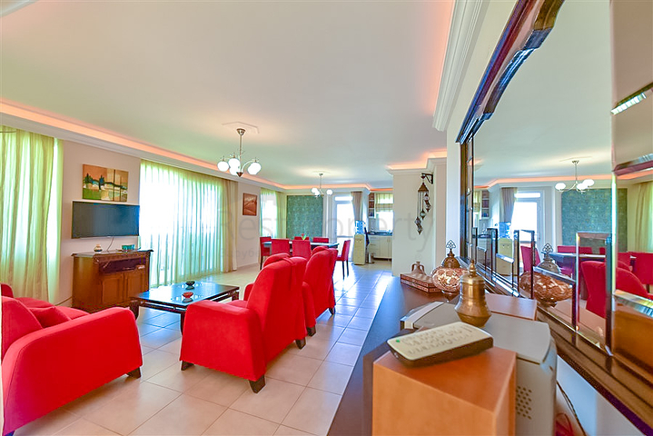 شقة مريحة من غرفتي نوم مع إطلالات خلابة على البحر