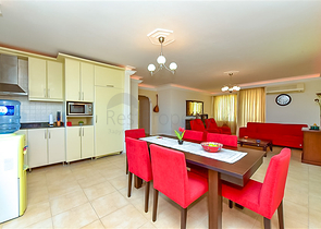 شقة مريحة من غرفتي نوم مع إطلالات خلابة على البحر