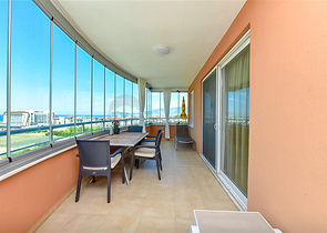 شقة مريحة من غرفتي نوم مع إطلالات خلابة على البحر