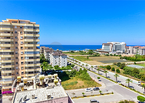 شقة مريحة من غرفتي نوم مع إطلالات خلابة على البحر