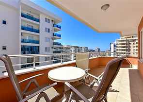 شقة مريحة من غرفتي نوم مع إطلالات خلابة على البحر