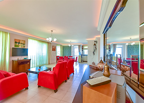 شقة مريحة من غرفتي نوم مع إطلالات خلابة على البحر