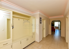 شقة مريحة من غرفتي نوم مع إطلالات خلابة على البحر