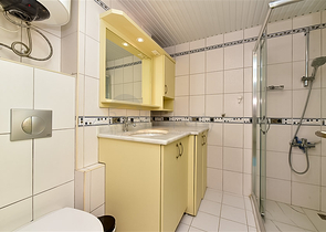 شقة مريحة من غرفتي نوم مع إطلالات خلابة على البحر